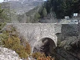 Pont haut, XVIIe siècle, en amont du village sur le Verdon, classé monument historique en 1948.