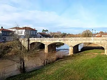 Pont des jumeaux Navarre (Pierre Navarre et Jean Navarre) sur la Midouze, reliant ville haute et ville basse