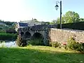 Pont médiéval, lavoir et gué.