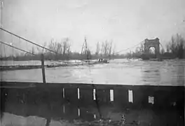 L'ancien pont sous les eaux en 1930.