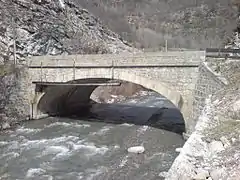 Pont moderne, en aval, toujours sur le Verdon, avec l’échafaudage volant d’inspection.