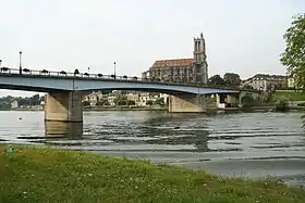 Le pont neuf de Mantes dominé par la collégiale Notre-Dame.