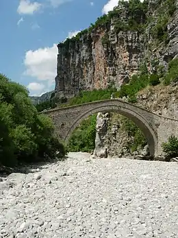 Pont ottoman sur le Voïdomatis dans les gorges de Vikos
