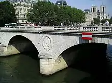 Le pont Saint-Michel avec en fond Notre-Dame de Paris.