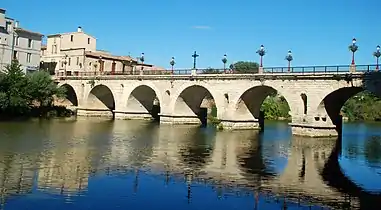 Pont Tibère à Sommières, en partie absorbé par la ville.