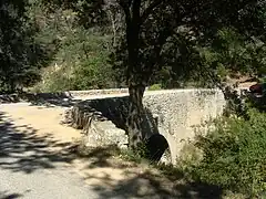 Vue d’ensemble du pont, franchi par la route actuelle.