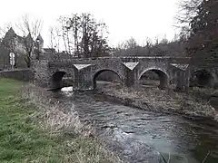 Le pont « romain » et le château en arrière-plan.