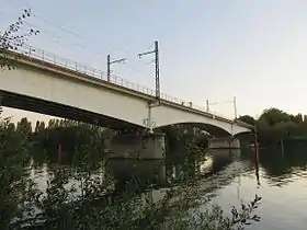 Vue du pont depuis la rive droite de la Seine.