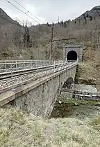 Pont sur l'Ariège et entrée inférieure du tunnel, sur la commune de L'Hospitalet-près-l'Andorre.