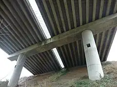 Chevêtre en poutre droite sur couple de colonnes, supportant un tablier à poutres précontraintes - Viaduc sur la Romme Maine-et-Loire.