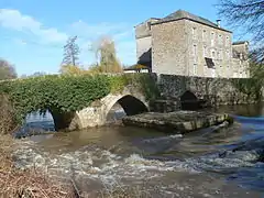 Pont sur le Couesnon vers La Fontenelle. Ancien moulin Baudry.