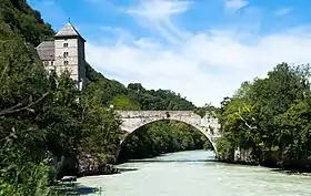 Le pont médiéval sur le Rhône et le château de Saint-Maurice.