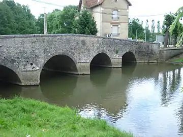 Pont de pierre sur le Sereinà Annay-sur-Serein.
