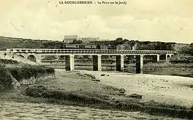 Passage du train des Chemins de Fer des Côtes-du-Nord sur le pont sur le Jaudy à La Roche Derrien (Bretagne).