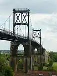 Vue générale sur le pont suspendu depuis la rive droite de la Charente.