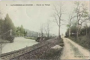 Le pont suspendu enjambe l'Ourthe et les voies du tramway vicinal vers 1903.
