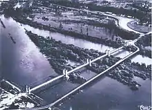 Image représentant la Loire avec le pont de Châtillon-sur-Loire avec à côté un pont temporaire.