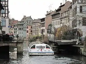 Pont tournant pour bateau-mouche des canaux de l'Ill de la Petite France de Strasbourg