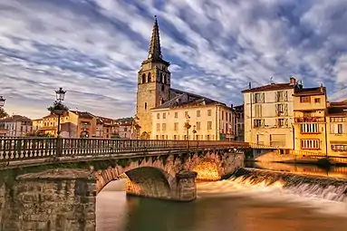 Le pont-vieux de Saint-Girons sur le Salat.