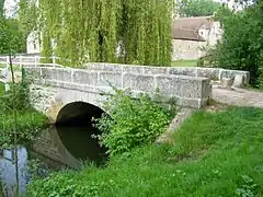 Pontarmé (60), pont sur la Thève près du château
