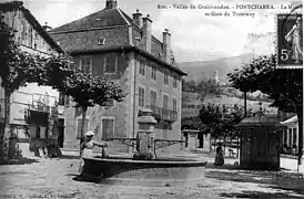 La mairie et la gare du tramway en 1908.