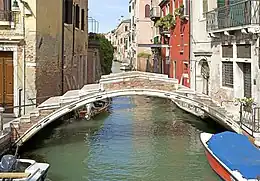 Ponte Chiodo (seul pont à Venise sans parapet avec le Ponte del Diavolo à Torcello) reliant le Ramo de la Misericordia à une maison privée