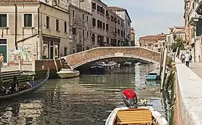 Ponte Foscarini  reliant Fondamenta Foscarini   l'église Santa Maria del Carmini