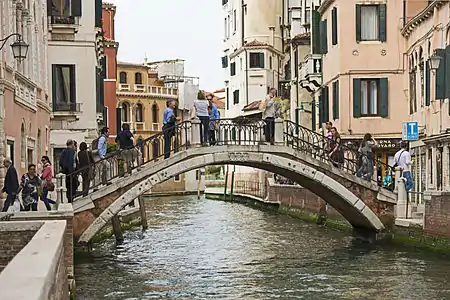 Ponte de le Maravegie reliant Saca de la Toleta et Fondamenta Priuli. Les Maravegie (ou Maraviglia) furent une famille, dont Giovanni, secrétaire du Sénat