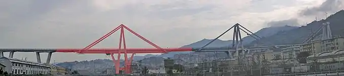 La partie effondrée du pont est représentée ici en rouge.