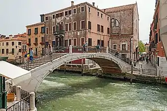 le Ponte Santa Margherita reliant Campo di S. Pantalon et campo Santa Margherita