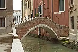 ponte Storto, reliant Fondamente éponyme et Rio terà drio la chiesa