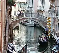 Ponte Borgoloco: Borgoloco indique qu'il y avait beaucoup d'auberges, du vénitien tegnir uno a loco e foco (défrayer, fournir aux frais). Le pont relie la calle éponyme à la  calle Marcello