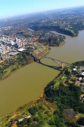 Le Rio Paraná marque la frontière au niveau du « pont international de l'Amitié », qui relie les villes brésilienne de Foz do Iguaçu (à droite) et paraguayenne de Ciudad del Este (à gauche). Au fond, le Rio Acaray, côté paraguayen.