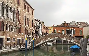 le Ponte de Ca' Marcello entre Fondamenta Minotto  et Fondamenta del Malcanton et faisant limite avec le rio éponyme