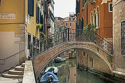 Ponte de l'Agnella ; la famille Dalla Agnella (vulg. Agnello) habita ici . Il relie la calle éponyme et la Calle de Ca' Bonvicini.