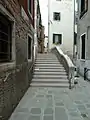 ponte de la Grana reliant Calle et campiello éponyme  et Salizada del Pignater