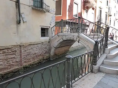 le Ponte dei Carmini reliant le Sotoportego e calle Rota au Calle San Provolo. Anciennement ce pont fut appelé ponte della Madonna del Carmini, d'après un petit autel proche, frappé par la foudre en 1756