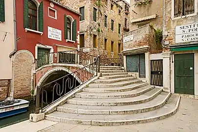 Ponte dei Morti o della Chiesa reliant la calle dei Morti et le campo San Cassiano