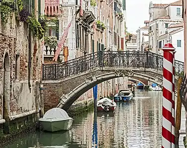 seul pont, le Ponte del Cristole Ponte del Cristo reliant la calle du même nom au Fondamenta de le Erbe