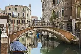 ponte del Mondo Novo, reliant la calle éponyme à la fondamenta Santa Maria Formosa