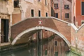 Ponte del Paradiso  reliant la calle éponyme à la Fondamenta del Dose