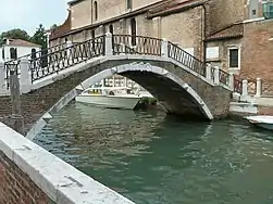 Ponte Santa Maria Maggior reliant l'église au Fondamenta de la Madona