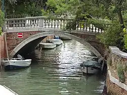 Ponte largo Marinai d'Italia reliant Viale Giuseppe Garibaldi et Largo Marinai d'Italia ;