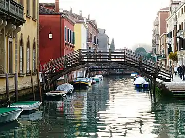 Ponte del Convitto Biancotto  reliant le fondamenta dei Cereri à la rue sans nom en face