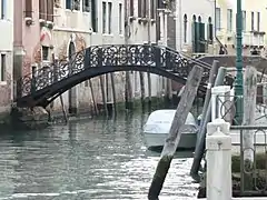 Ponte Renier reliant calle éponyme et Fondamenta Bembo del Malcanton