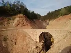 Pont du 19e siècle sur la route de Regai.