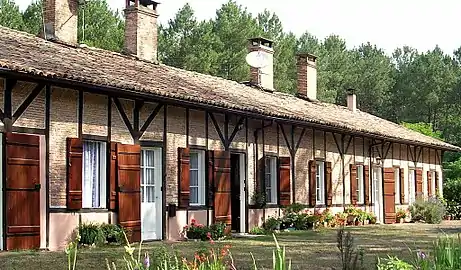 Maisons ouvrières mitoyennes en briquettes sur l'ancien site des forges