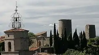 Pontevès, église, campanile, portail et tours du château.