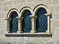 Arcs et colonnes romanes sur la façade latérale