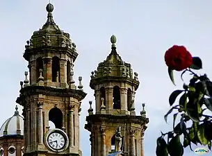 Les deux tours de la façade de l'église